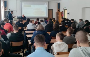 policjant podczas spotkania z uczniami