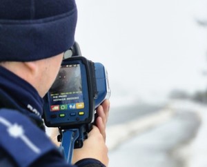 policjant z miernikiem prędkości