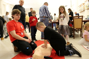dzieci podczas udzielania pierwszej pomocy