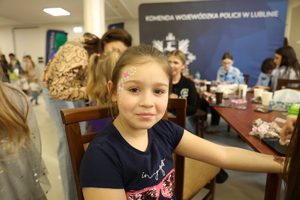 dziecko podczas malowania twarzy