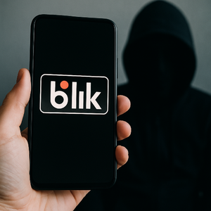 grafika telefon komórkowy z napisem Blik