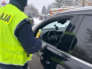policjant podczas kontroli pojazdu i trzeźwości kierującego