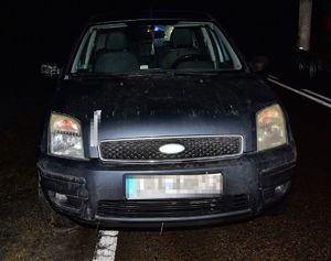 Samochód marki Ford stoi na jezdni