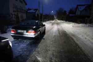 zatrzymany Mercedes na drodze