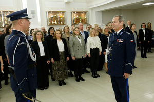 Dowódca uroczystości składa meldunek  Zastępcy Komendanta Wojewódzkiego Policji w Lublinie insp. Andrzejowi Miodunie
