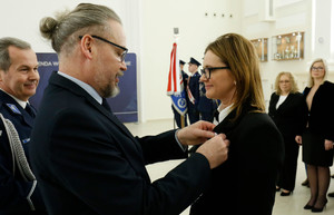 I Wicewojewoda Lubelski Pan Wojciech Wołoch odznacza pracownika cywilnego medalem Za Długoletnią Służbę