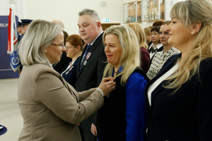 Pani Joanna Stec -Trzpil - Przewodnicząca Komisji Krajowej Związku Zawodowego Pracowników Policji odznacza pracownika cywilnego