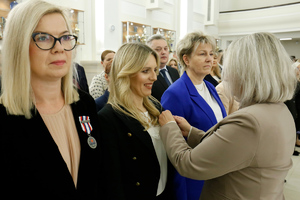 Pani Joanna Stec -Trzpil - Przewodnicząca Komisji Krajowej Związku Zawodowego Pracowników Policji odznacza pracownika cywilnego