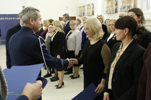 Zastępca Komendanta Wojewódzkiego Policji w Lublinie insp. Andrzej Mioduna i I Wicewojewoda Lubelski Pan Wojciech Wołoch odznaczają pracownika cywilnego