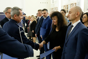 Zastępca Komendanta Wojewódzkiego Policji w Lublinie insp. Andrzej Mioduna i I Wicewojewoda Lubelski Pan Wojciech Wołoch odznaczają pracownika cywilnego