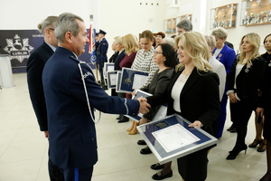 Zastępca Komendanta Wojewódzkiego Policji w Lublinie insp. Andrzej Mioduna i I Wicewojewoda Lubelski Pan Wojciech Wołoch odznaczają pracownika cywilnego