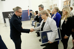 I Wicewojewoda Lubelski Pan Wojciech Wołoch odznacza pracownika cywilnego
