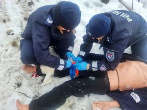 policjanci ćwiczą udzielanie pierwszej pomocy na fantomie