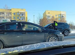 Policjant sprawdza trzeźwość kierującego pojazdem na drodze