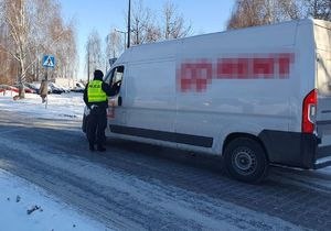 policjant sprawdza trzeźwość kierującego busem