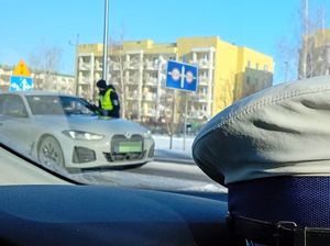 Policjant sprawdza trzeźwość kierującego pojazdem na drodze