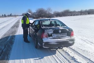 Policjant sprawdza trzeźwość kierującego pojazdem.