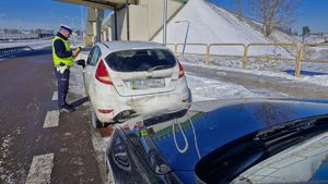 Policjant badający trzeźwość kierującego pojazdem.