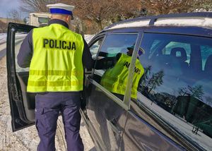 Policjant badający trzeźwość kierującego pojazdem.