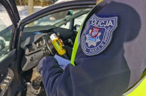 Policjant badający trzeźwość kierującego pojazdem.