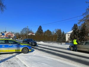 Policjant kontrolujący trzeźwość kierującego pojazdem.