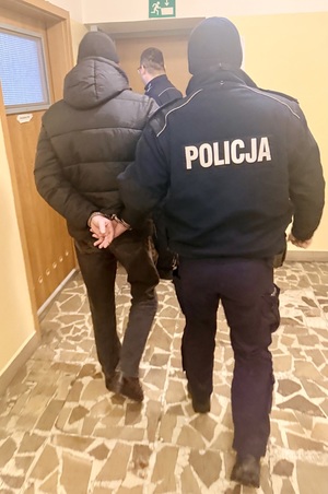 zatrzymany idzie z policjantami