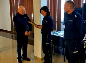 policjant podczas podczas pożegnania