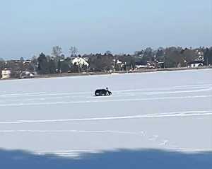 pojazd na zamarzniętym zalewie