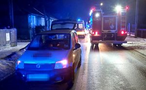 pojazd Fiat Panda uczestniczący w wypadku. Z tyłu pojazdy służb