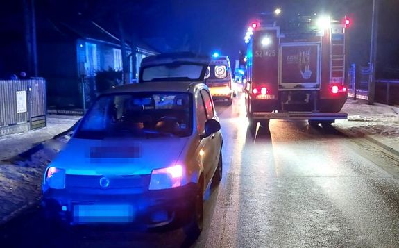 pojazd Fiat Panda uczestniczący w wypadku. Z tyłu pojazdy służb