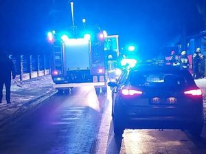 radiowóz policji oraz wóz straży pożarnej na miejscu wypadku.