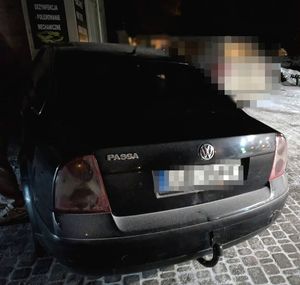 pojazd pijanego kierowcy na stacji paliw