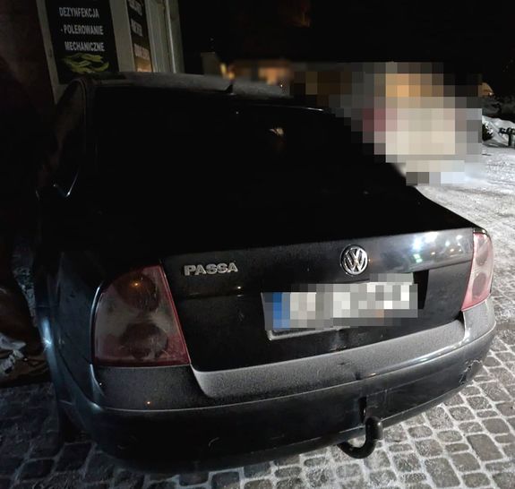 pojazd pijanego kierowcy na stacji paliw