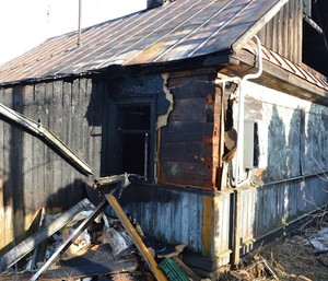 spalony dom po pożarze