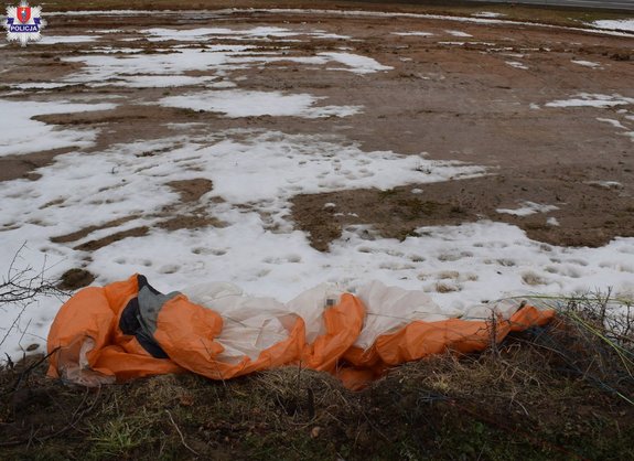 Miejsce zdarzenia z udziałem paralotniarza - na wzniesieniu widoczna jest paralotnia w kolorze biało-czerwonym