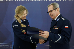 Podinspektor doktor Edyta Naja otrzymuje tablice pamiątkową od zastępcy Komendanta Wojewódzkiego Policji w Lublinie inspektora Andrzeja Mioduny.
