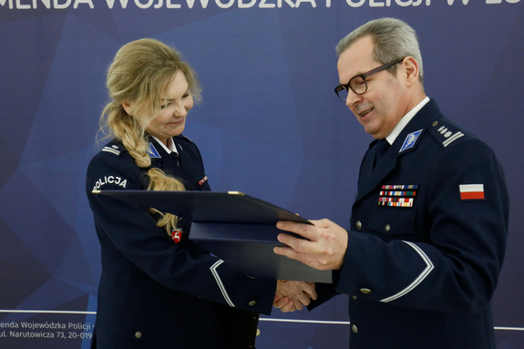 Podinspektor doktor Edyta Naja otrzymuje tablice pamiątkową od zastępcy Komendanta Wojewódzkiego Policji w Lublinie inspektora Andrzeja Mioduny.