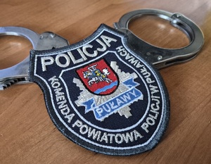 policyjna naszywka na mundur i kajdanki
