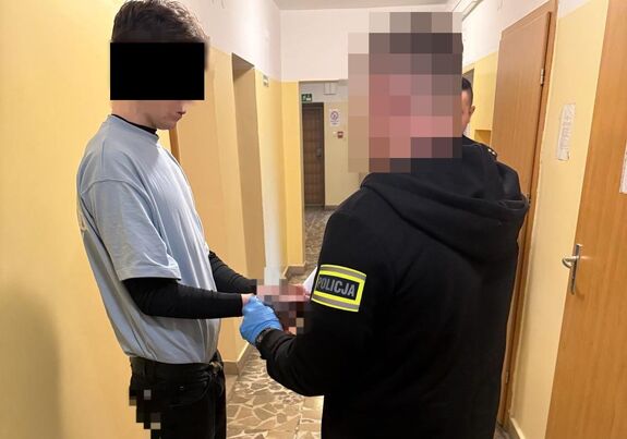 zatrzymany 23-latek, obok policjant