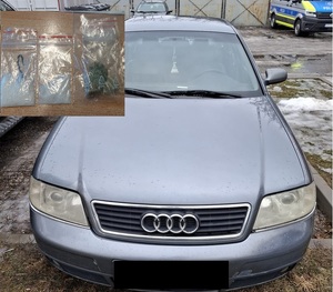 samochód oraz wklejone zdjęcie woreczków z narkotykami.