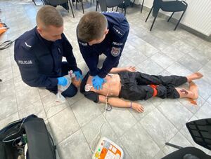 policjanci ćwiczą udzielanie pierwszej pomocy
