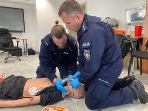 Policjanci ćwiczą udzielanie pierwszej pomocy