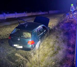 na zdjęciu uszkodzony samochód