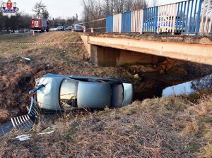 samochód w rzece , na moście radiowóz policji