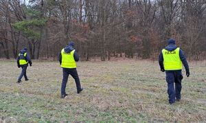 policjanci podczas poszikiwań