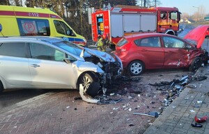 Rozbite dwa pojazdy osobowe. W drugim planie służby udzielające pomocy.