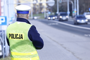 Policjant kontroluje prędkość.