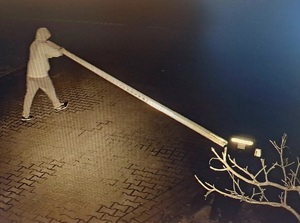 zdjęcie z monitoringu podczas uszkodzenia szlabanu przez sprawcę