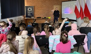 policjant na spotkaniu z dziećmi