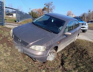 pojazd osobowy w rowie